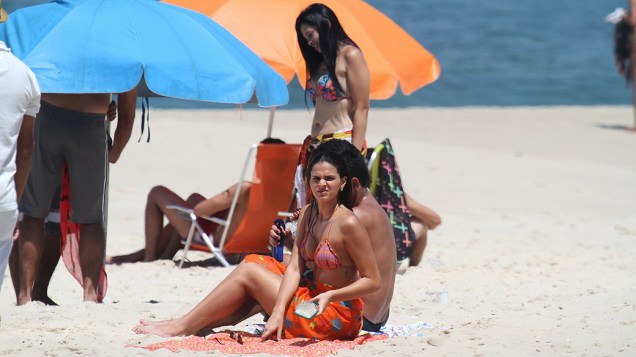 Gravação da novela Em Família com Bruna Marquezine na praia do Recreio dos Bandeirantes