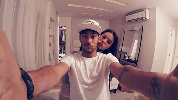 Bruna Marquezine posta foto com Neymar no Dia dos Namorados