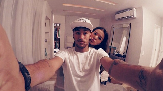 Bruna Marquezine posta foto com Neymar no  Dia dos Namorados