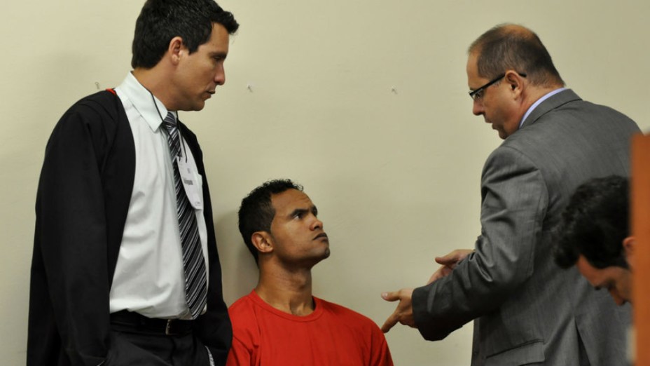 Goleiro Bruno ouve Ércio Quaresma, advogado de Bola, acusado de ser o executor de Eliza Samudio
