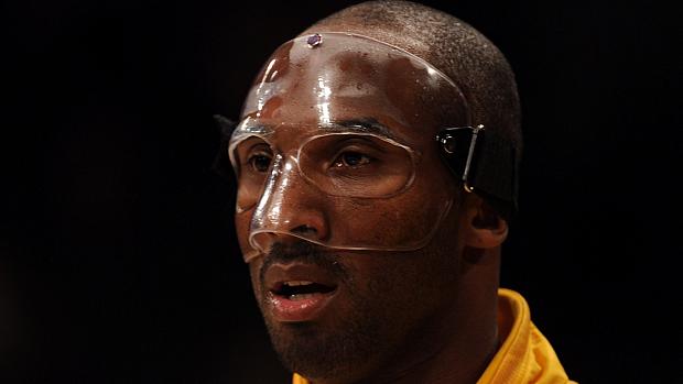 Kobe Bryant: máscara após lesão no nariz