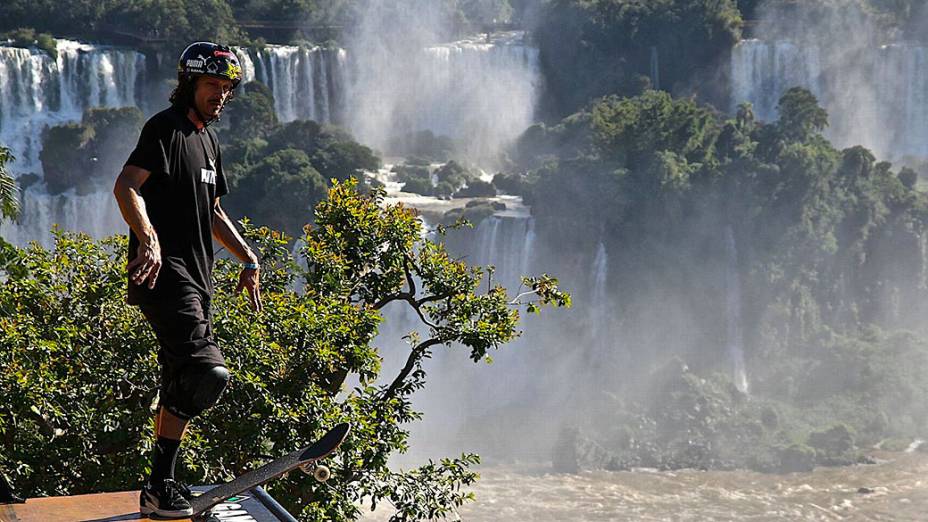 Com as cataratas do Iguaçu ao fundo, Bucky Lasek levou o ouro no skate vertical em Foz do Iguaçu