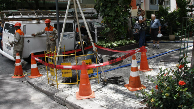 Depois das explosões, funcionários da Light isolaram os bueiros