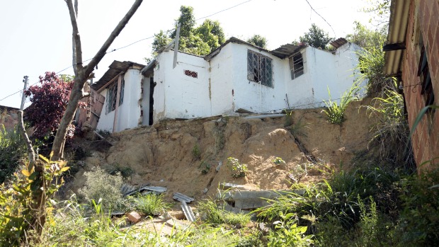 Casas penduradas na encosta no Morro do Bumba: sete meses depois da tragédia, moradores ainda estão expostos ao risco de deslizamento