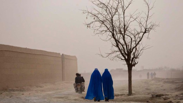 Mulheres trajando burcas em Cabul, Afeganistão