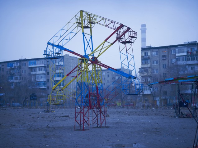 Roda-gigante em conjunto habitacional da era soviética na cidade de Hove, Afeganistão