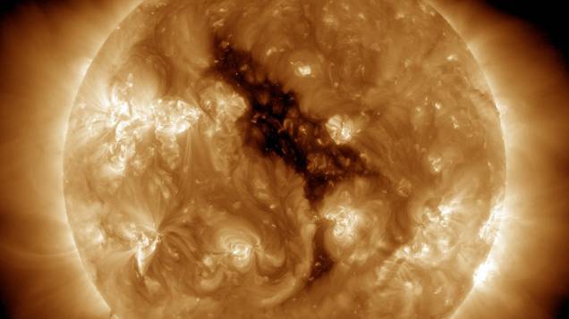 Vista de um buraco coronal no sol, em imagem cedida pela Agência Espacial Americana (Nasa). Buracos coronais são regiões onde a corona do sol é escura, e são geralmente associados a fendas no campo magnético, freqüentemente encontradas nos pólos da estrela