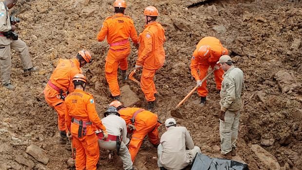 Deslizamento de terra que atingiu nove casas na localidade de Jamapará, distrito de Sapucaia, no Centro-Sul Fluminense, deixou várias pessoas mortas. Bombeiros fazem buscas nesta terça