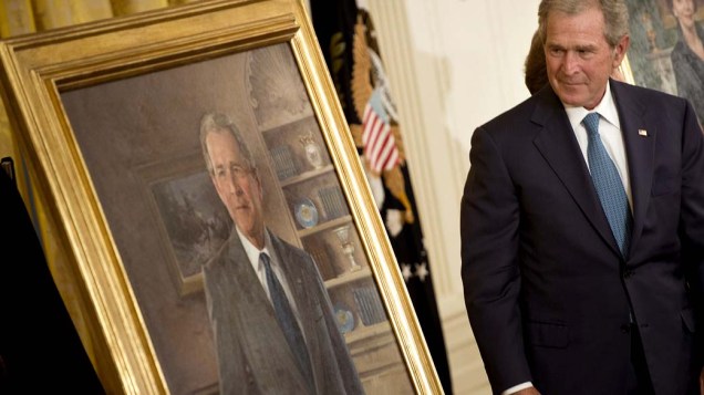 Bush e seu retrato na Casa Branca