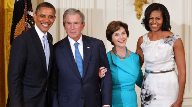 Obama, Bush, Laura Bush e Michelle Obama durante visita de Bush à Casa Branca