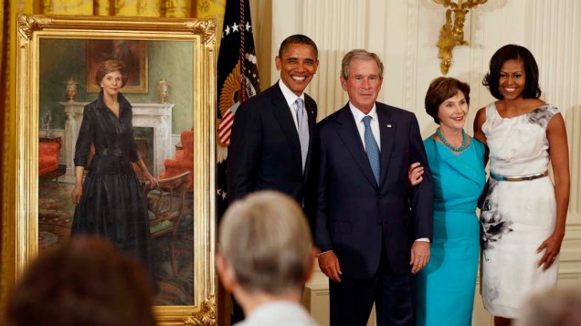 Obama, Bush, Laura Bush e Michelle Obama durante visita de Bush à Casa Branca