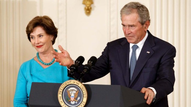 Discurso de George W. Bush, com sua esposa Laura ao lado