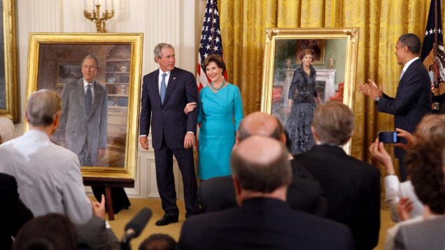 George e Laura Bush entre seus retratos