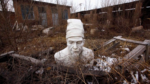 Busto do filósofo chinês Confúcio em oficina de escultura abandonada em Baoding, China
