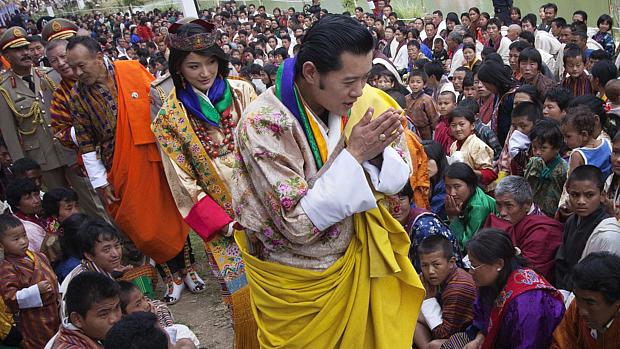 Butão: casal real cumprimenta os súditos após a cerimônia