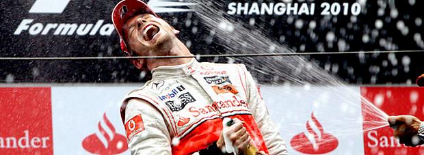 Button comemora no pódio sua vitória no GP da China: liderança do campeonato
