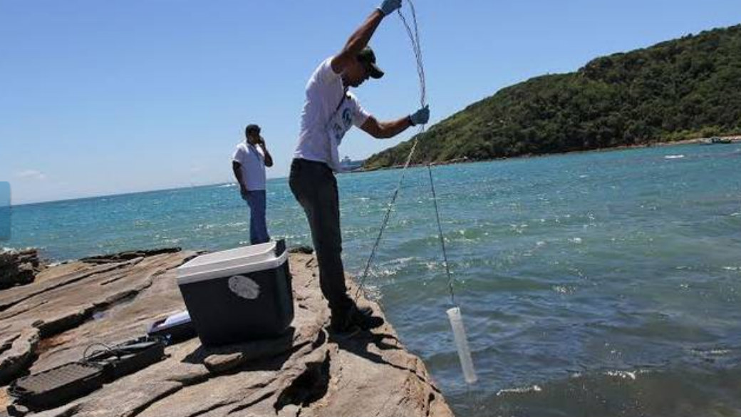 Técnicos recolhem amostras da água na Praia da Tartaruga, em Búzios: dezenas de turistas passaram mal após o mergulho