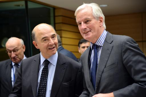 O ministro francês das Relações Exteriores, Pierre Moscovici, conversa com Michel Barnier, comissário para o Mercado Interno e Serviços europeu, antes da reunião do Conselho de Ministros da Economia e das Finanças da União Europeia, em Bruxelas
