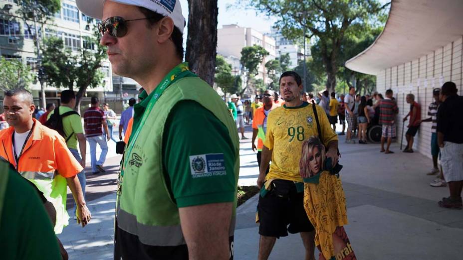 Portador de deficiência caminha em direção ao secretario para reclamar sobre falta de ingressos e pedir informações. Lazaroni lamentou não ter participado da organização do jogo, já que foi cobrado pelos torcedores pelas falhas