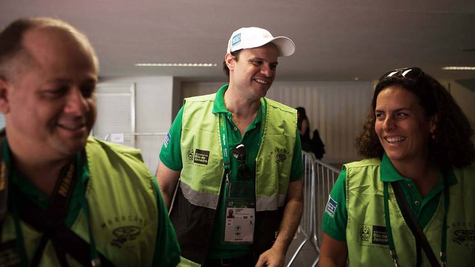 O secretario de Esportes e sua equipe caminham pelos corredores reformados do Maracanã