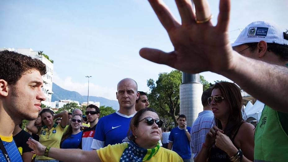 Torcedora se irrita e reclama da dificuldade para entrar no estádio por causa de uma longa fila. "É a CBF quem esta organizando, nos só estamos aqui para verificar os problemas", responde o secretario