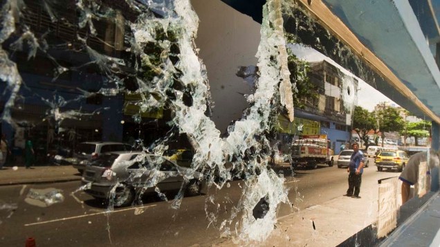 Na quarta-feira, dia 24 de novembro, cabine policial destruída em Benfica, no Rio de Janeiro