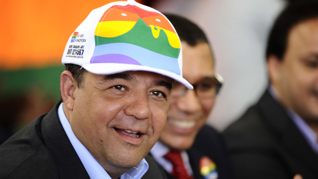 Sérgio Cabral com o boné da campanha 'Rio sem Homofobia': policiais e bombeiros estão autorizados a participar fardados de atos contra o preconceito