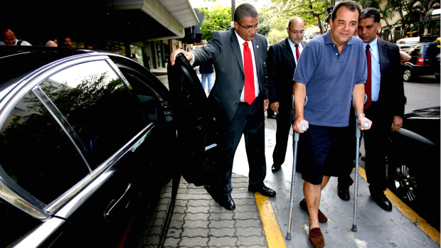 Depois de sair do hospital em uma cadeira de rodas, o governador Sérgio Cabral usa muletas para entrar no carro