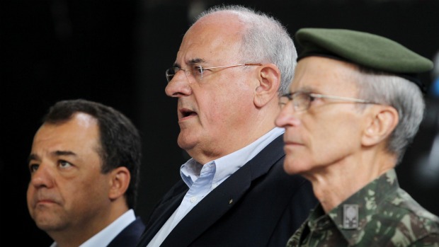 O governador Sergio Cabral, o ministro da Justiça, Nelson Jobim, e o comandante geral do Exército, general Enzo Peri