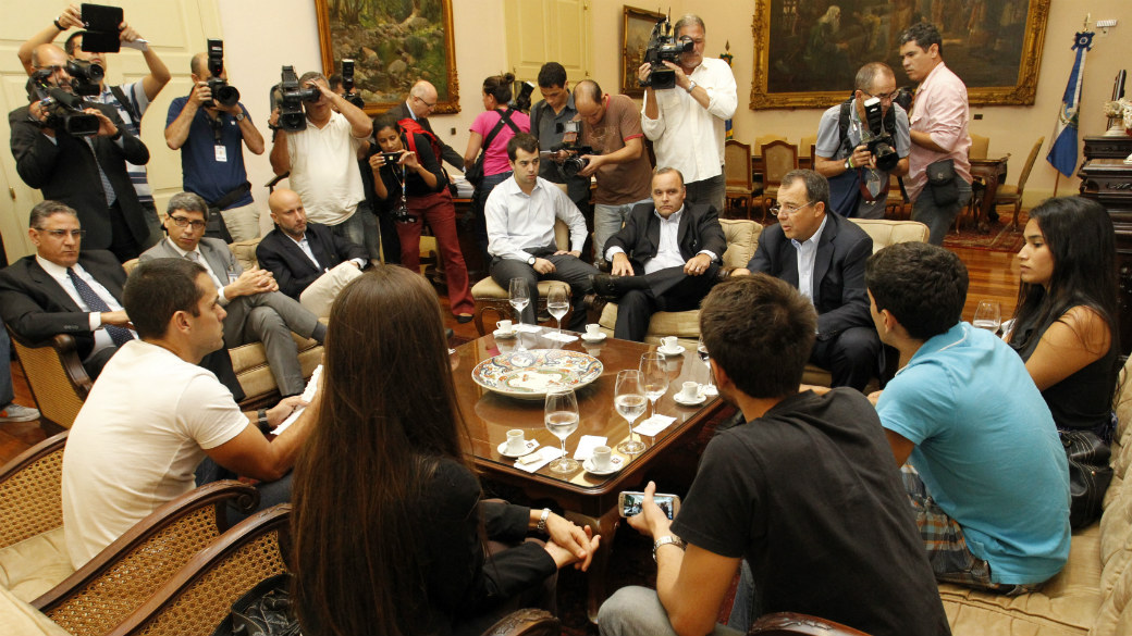 Sérgio Cabral se reúne no Palácio Guanabara com manifestantes que estavam acampados no Leblon