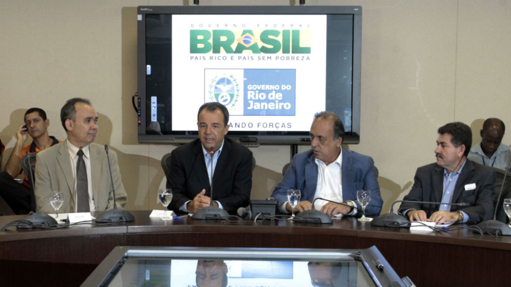Sérgio Cabral e Pezão em reunião com prefeitos de cidades afetadas pela chuva: anúncio de 'patrulha de limpeza'