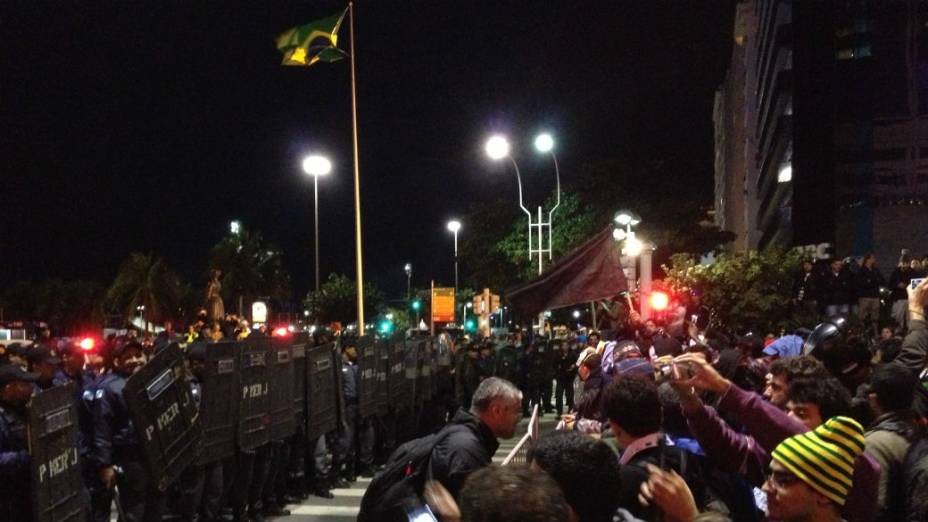 Manifestantes em Copacabana: grupo foi do Leblon a Copacabana, onde está montada a estrutura da Jornada Mundial da Juventude