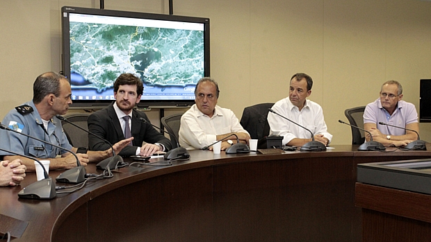 Governador Sérgio Cabral se reúne com cúpula de segurança no Rio de Janeiro