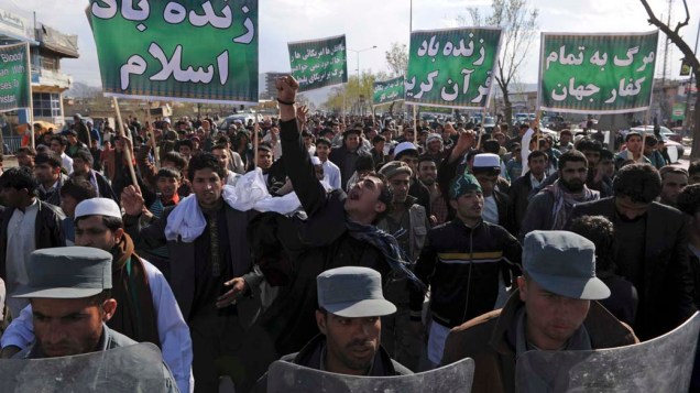 Manifestação contra os Estados Unidos e Israel em Cabul, no Afeganistão. Um protesto similar em Mazar-e-Sharif acabou com a morte de vinte pessoas na base local da ONU