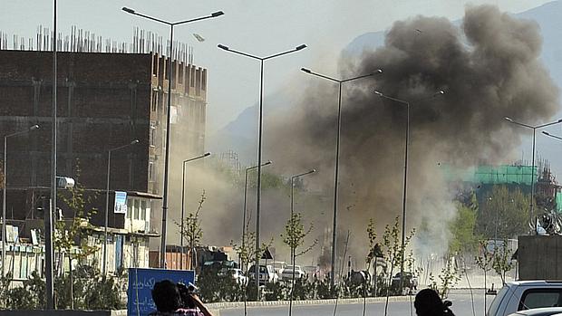 Nuvem de fumaça emerge de local próximo ao Parlamento afegão, em Cabul