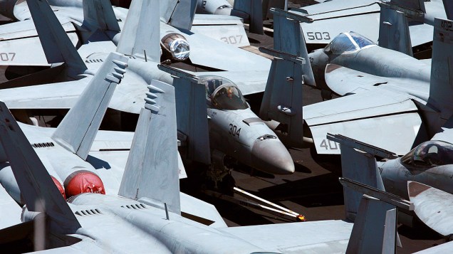 Caças F/A-18 Hornet são vistos no porta-aviões USS George Washington durante visita de rotina ao porto de Hong Kong