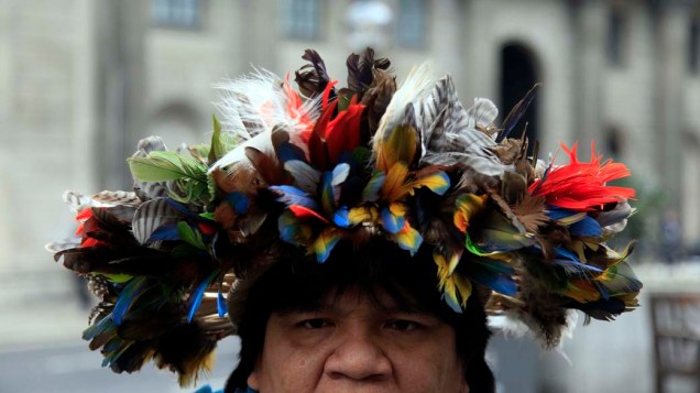 Em Londres, o cacique Almir Narayamoga, da tribo amazônica Suruí, participa de manifestação contra a construção da hidrelétrica de Belo Monte<br>	<br>	 