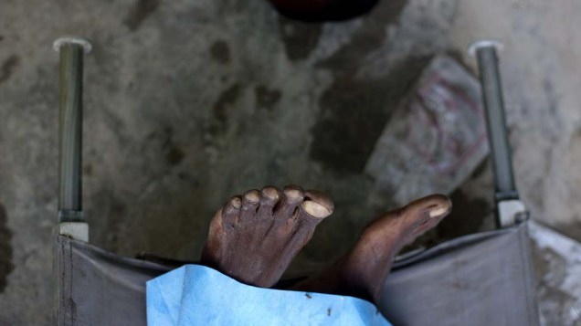 Cadáver no Hospital San Nicolás em Saint Marc, no Haiti, que sofre com um surto de cólera que já matou pelo menos 120 pessoas
