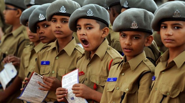 Na cidade indiana de Bangalore, garotos do National Cadet Corps durante evento em memória da Guerra Kargil, conflito entre a Índia e o Paquistão que aconteceu em 1999