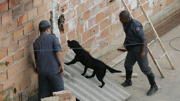 Cães do Corpo de Bombeiros procuram vestígios do corpo de Eliza Samudio, ex-amante do goleiro Bruno