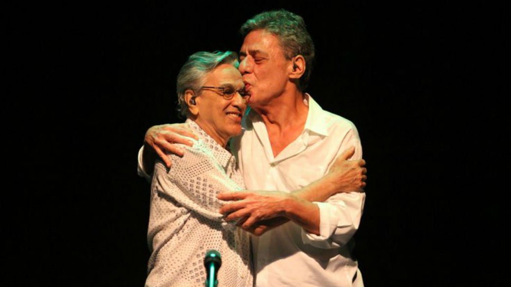 Caetano Veloso e Chico Buarque se reencontram no palco do teatro Oi Casa Grande, no show 'Primavera Carioca', feito para arrecadar recursos para a campanha de Marcelo Freixo, candidato do PSOL à prefeitura do Rio