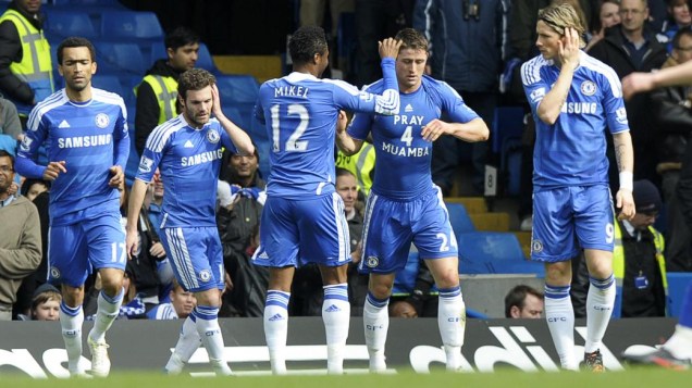 Cahill, do Chelsea, mostra mensagem em apoio ao ex-colega Muamba ao anotar um gol na partida contra o Leicester, no domingo, em Londres