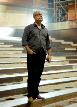 Secretário municipal de Cultura do Rio, Emilio Kalil, visita sala principal da Cidade da Música