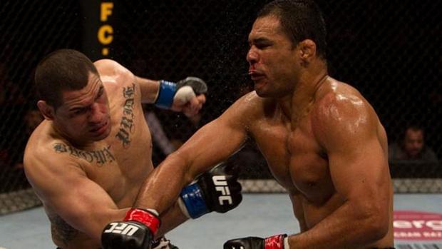 Cain Velasquez (à esq.) precisou de um round para nocautear o brasileiro Rodrigo Minotauro no UFC 110, em 2010