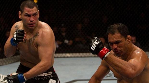 Cain Velasquez (à esq.) precisou de um round para nocautear o brasileiro Rodrigo Minotauro no UFC 110, em 2010