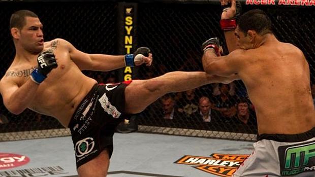 Cain Velasquez (à esq.) precisou de um round para nocautear o brasileiro Rodrigo Minotauro no UFC 110, em 2010