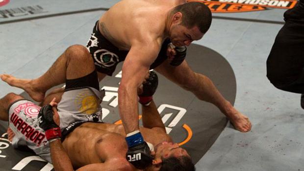 Cain Velasquez (luva azul) precisou de um round para nocautear o brasileiro Rodrigo Minotauro no UFC 110, em 2010.jpg