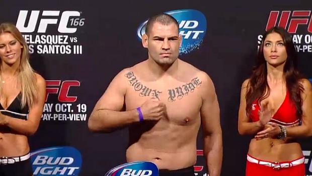 Cain Velasquez na pesagem para o UFC 166, neste sábado