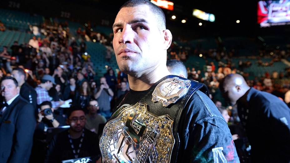 Cain Velasquez recupera o cinturão dos pesados