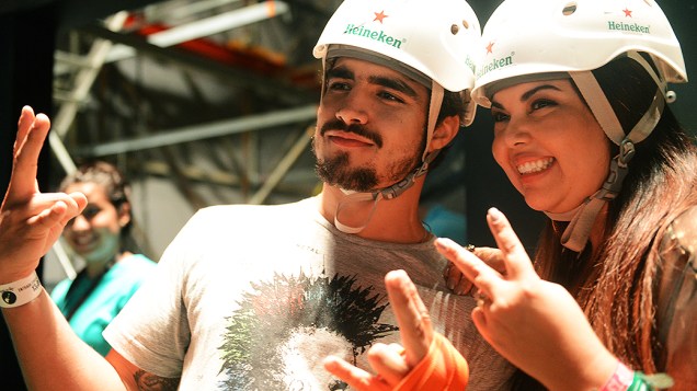 Caio Castro e Fabiana Karla na tirolesa da Heineken durante o Rock in Rio